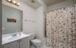 Hall bathroom w/tub & shower combo